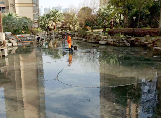 嘉鱼景观池淤泥清理