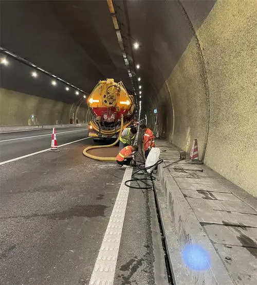 嘉鱼隧道排水渠清淤